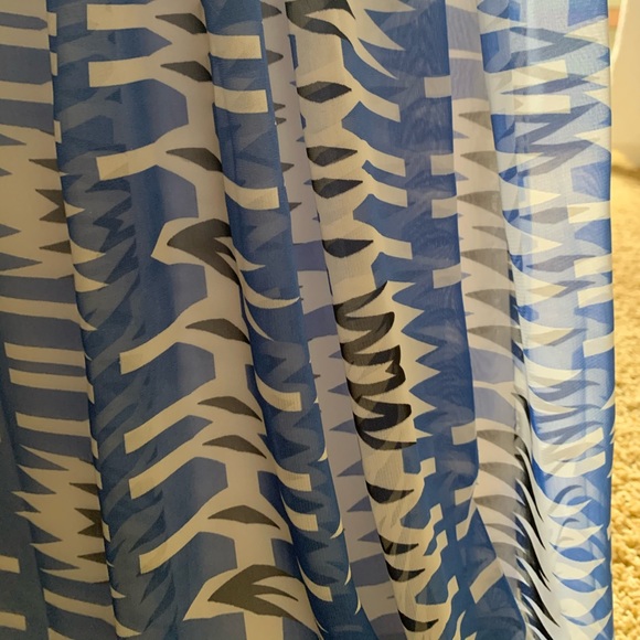 Detailed yet simple flowy dress - Picture 7 of 8